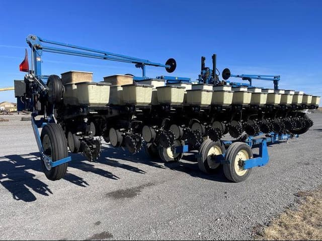 Image of Kinze 2600 equipment image 2