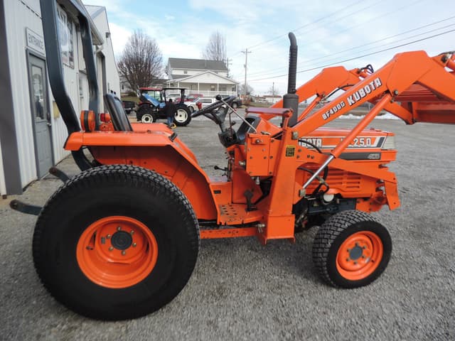 Image of Kubota L2250 equipment image 3