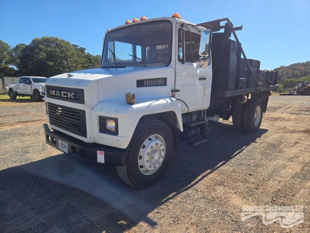 1990 Mack CS300P Equipment Image0