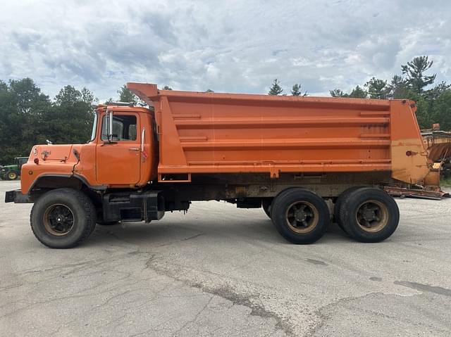 Image of Mack DM690S equipment image 1