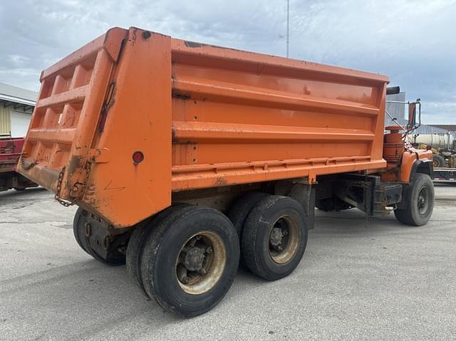 Image of Mack DM690S equipment image 4