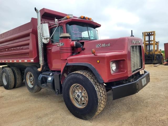 Image of Mack RB690S equipment image 4