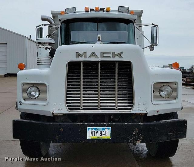 Image of Mack RB690S equipment image 1