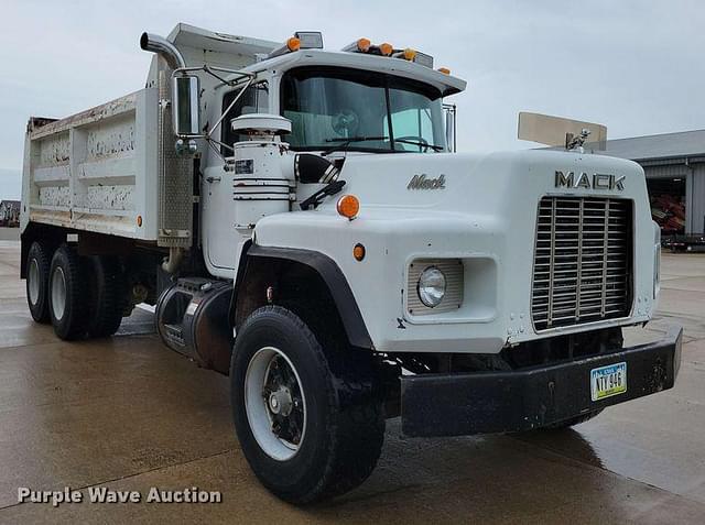 Image of Mack RB690S equipment image 2