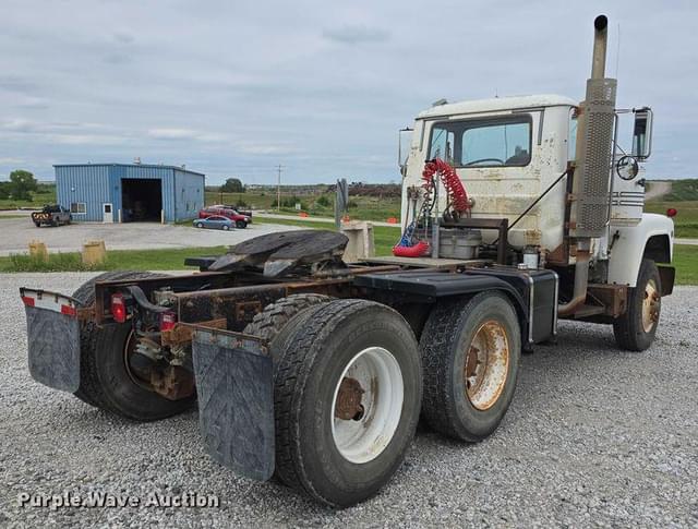Image of Mack RD690S equipment image 4