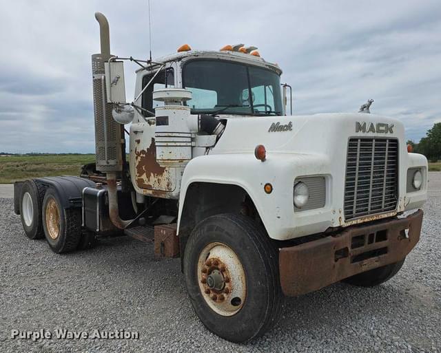 Image of Mack RD690S equipment image 2
