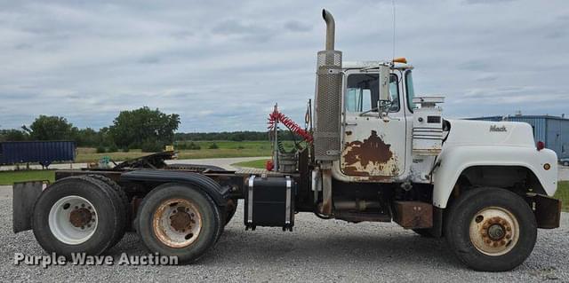Image of Mack RD690S equipment image 3