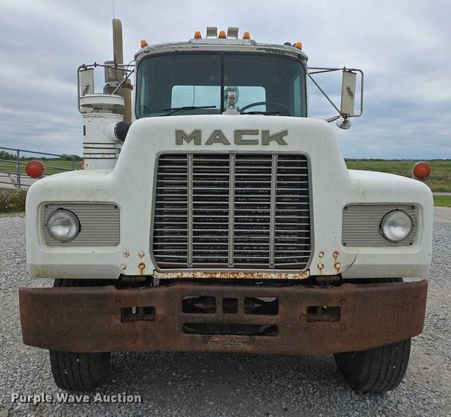 Image of Mack RD690S equipment image 1