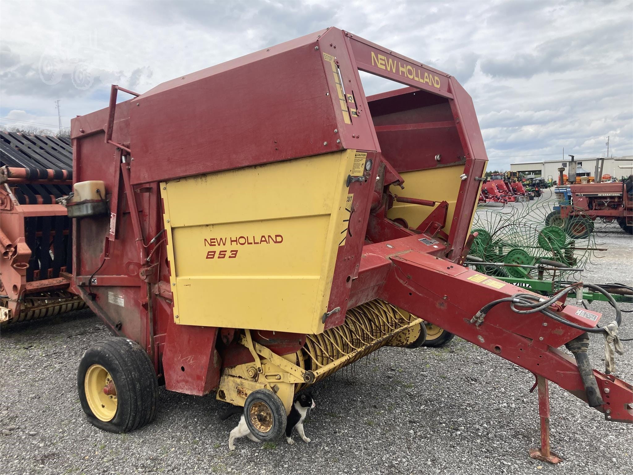 1990 New Holland 853 Equipment Image0