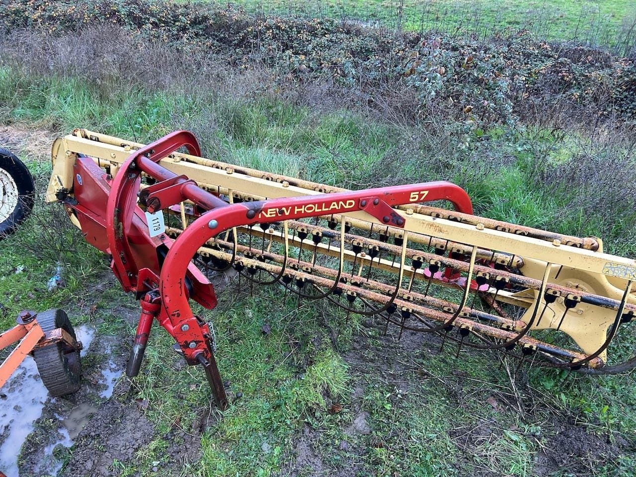 1990 New Holland Rolabar 57 Equipment Image0