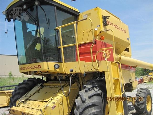 Image of New Holland TR86 equipment image 2