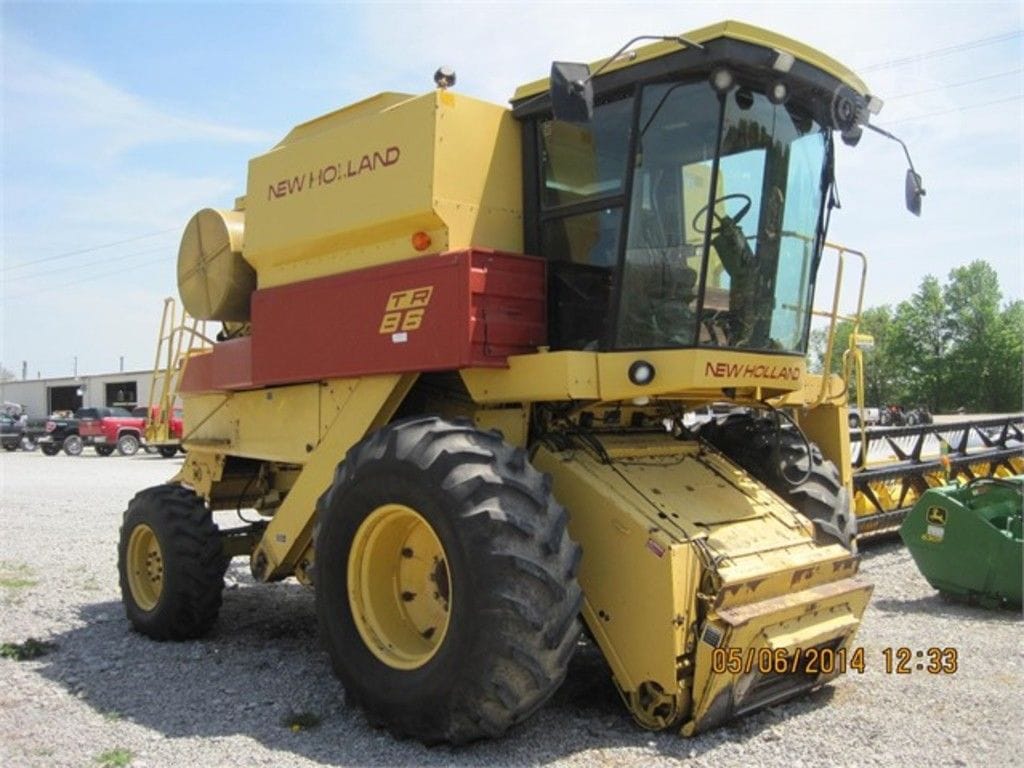 1990 New Holland TR86 Equipment Image0