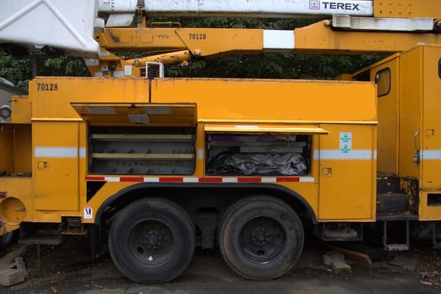 Image of Peterbilt 320 equipment image 3