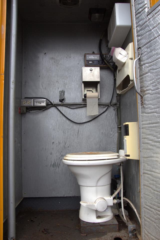 Image of Peterbilt 320 equipment image 4