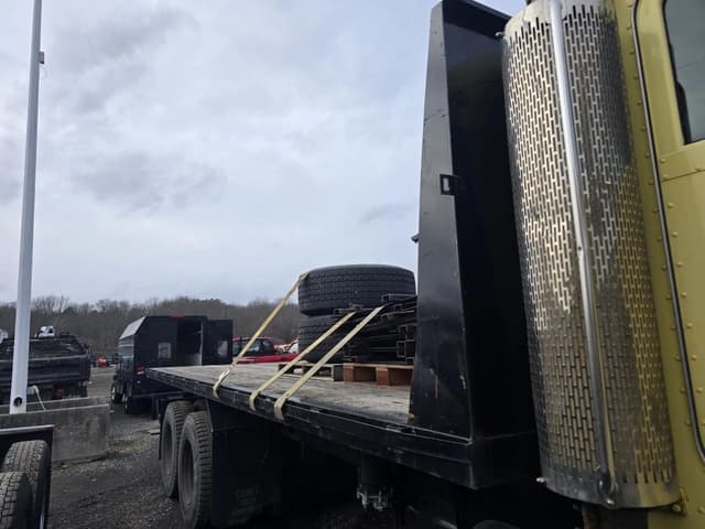 Image of Peterbilt 357 equipment image 4