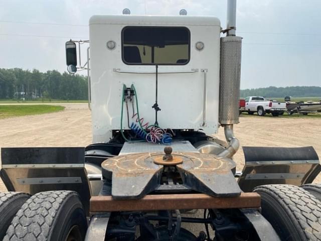 Image of Peterbilt 375 equipment image 3