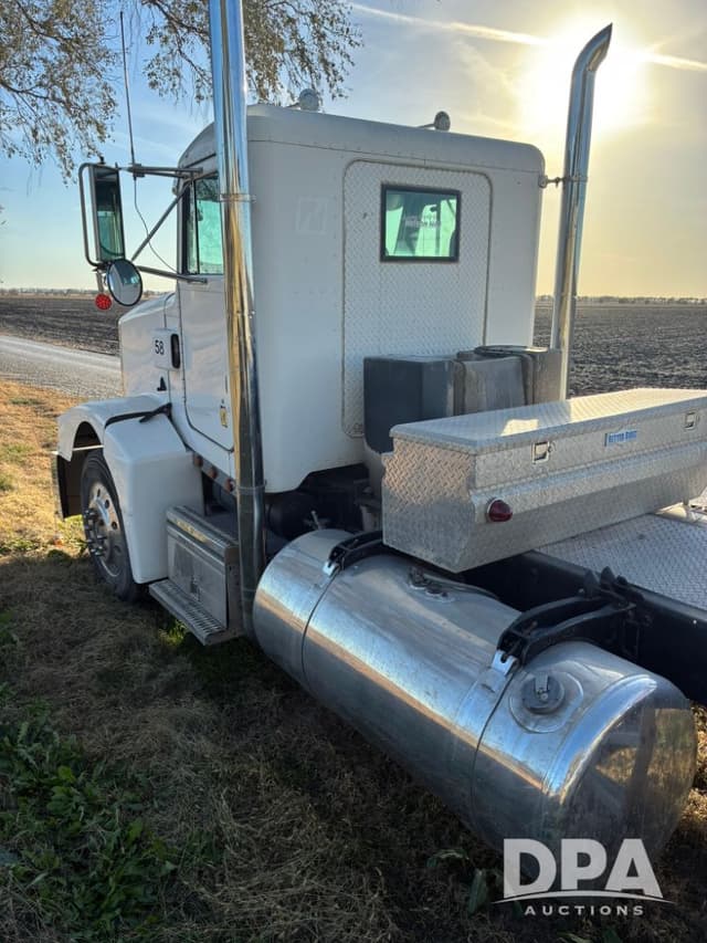 Image of Peterbilt 377 equipment image 2