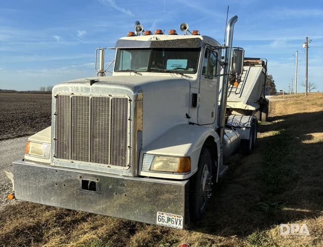 Image of Peterbilt 377 equipment image 1