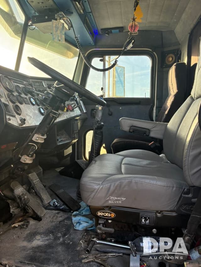 Image of Peterbilt 377 equipment image 3