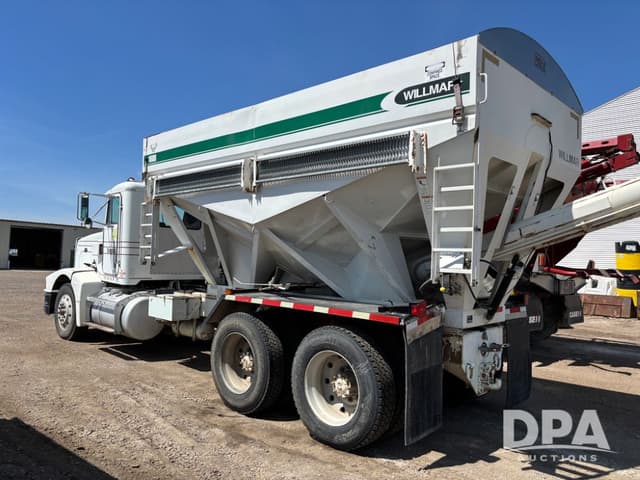 Image of Peterbilt 377 equipment image 3