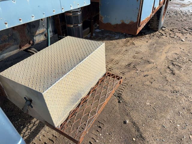 Image of Peterbilt 377 equipment image 2