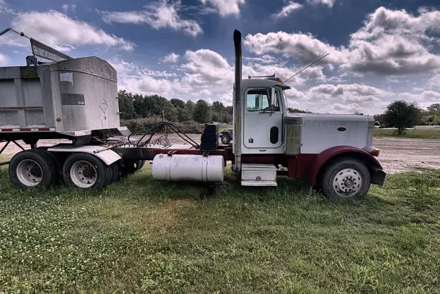 Image of Peterbilt 379 equipment image 4