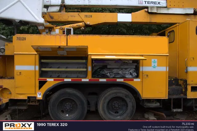 Image of Peterbilt 320 equipment image 3