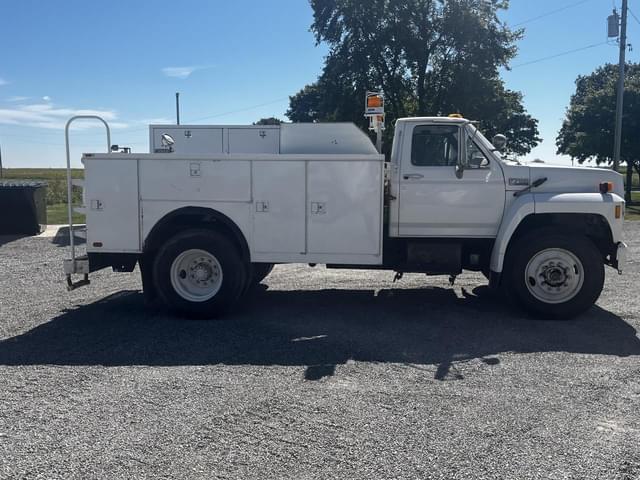 Image of Ford F-700 equipment image 2