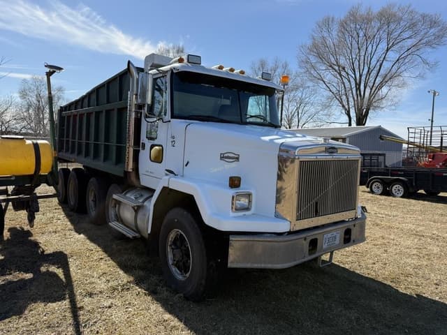 Image of White GMC Autocar equipment image 2