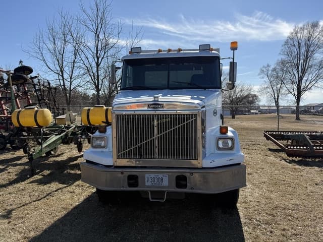 Image of White GMC Autocar equipment image 1