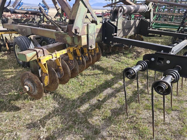 Image of Wishek 842 equipment image 2