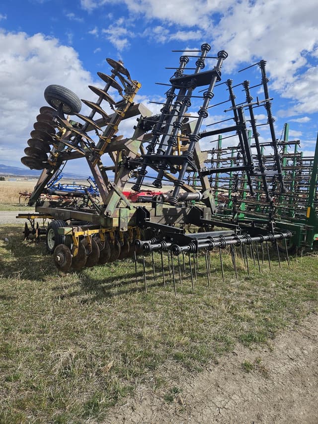 Image of Wishek 842 equipment image 1