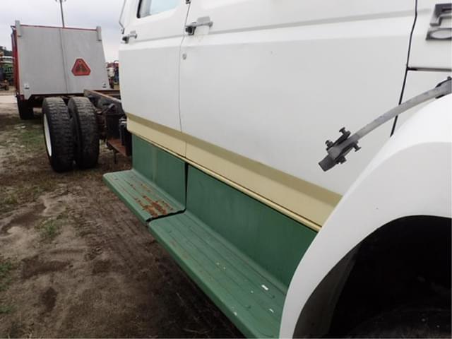 Image of Ford F-700 equipment image 4