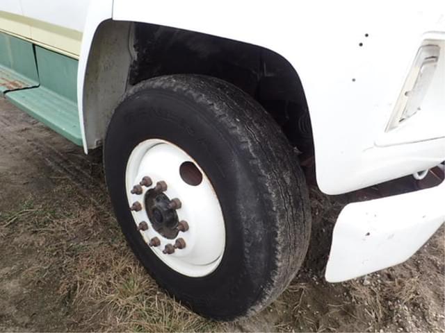 Image of Ford F-700 equipment image 3