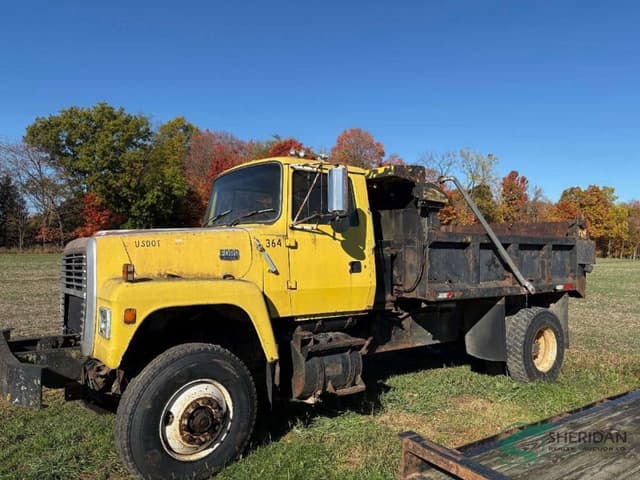 Image of Ford F-9000 equipment image 1