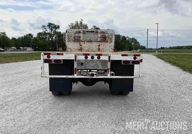 Image of Ford F-700 equipment image 3