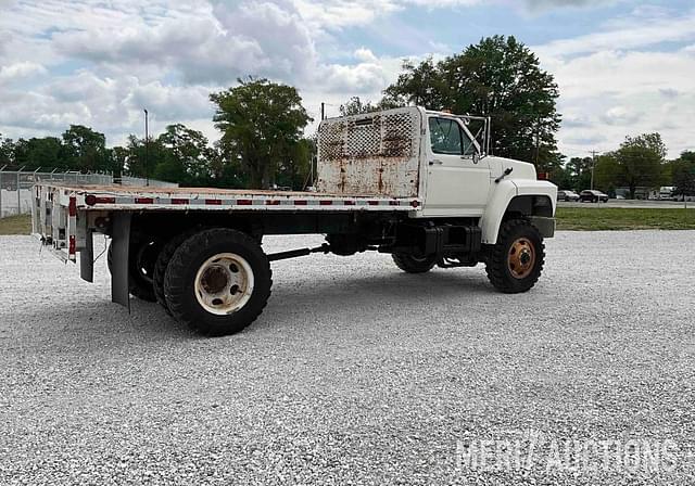Image of Ford F-700 equipment image 4
