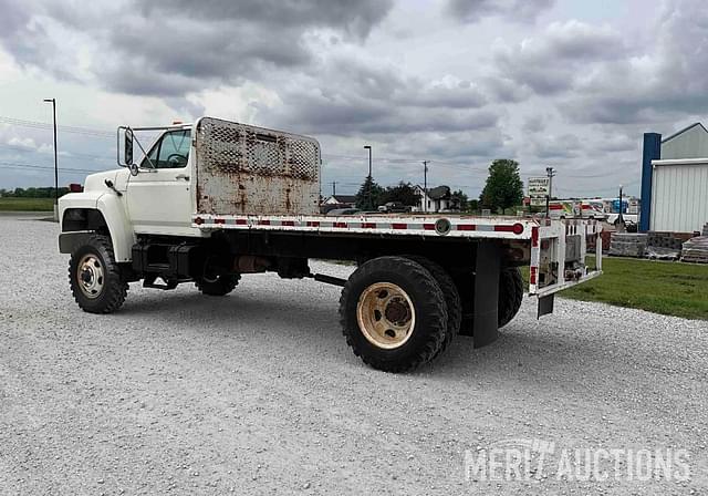 Image of Ford F-700 equipment image 2