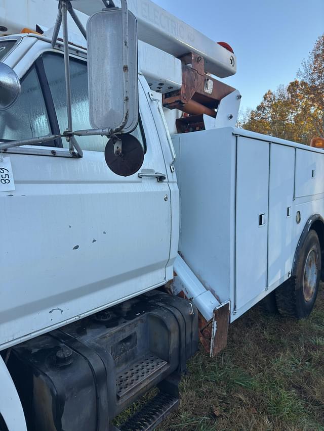 Image of Ford F-700 equipment image 4