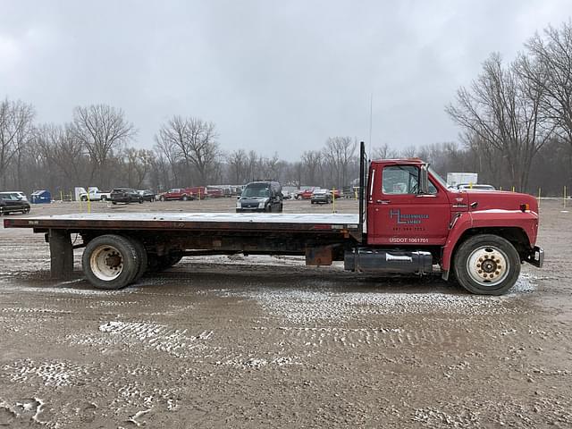 Image of Ford F-700 equipment image 3