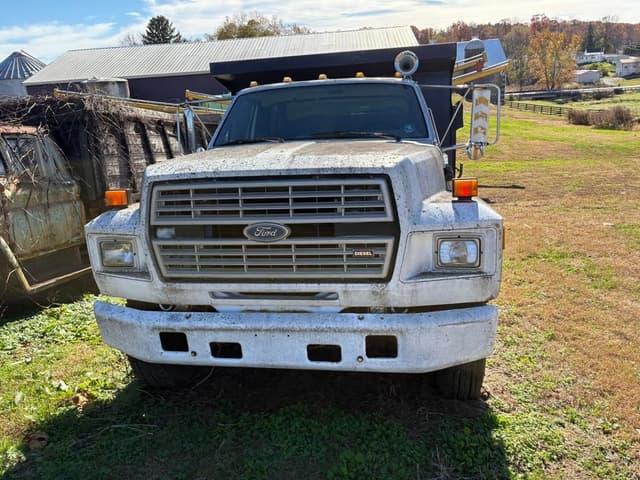 Image of Ford F-700 equipment image 3