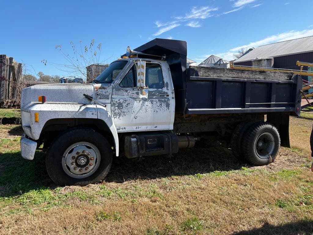 Image of Ford F-700 Primary image