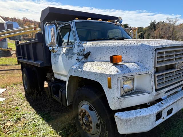 Image of Ford F-700 equipment image 4