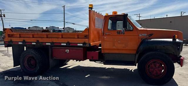 Image of Ford F-700 equipment image 3