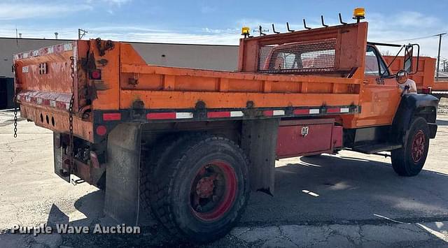 Image of Ford F-700 equipment image 4