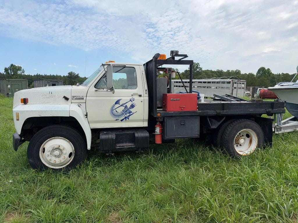 1991 Ford F-700 Equipment Image0