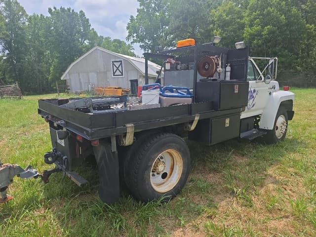 Image of Ford F-700 equipment image 4