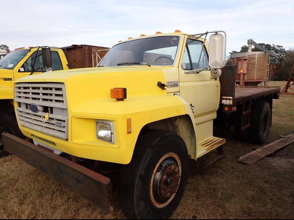 Image of Ford F-700 Primary image