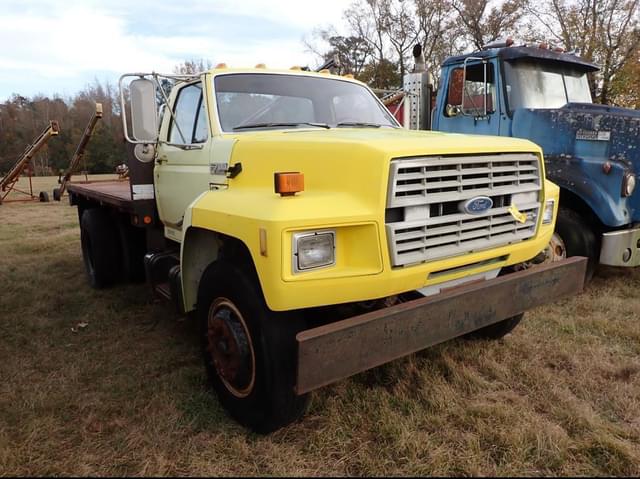 Image of Ford F-700 equipment image 3