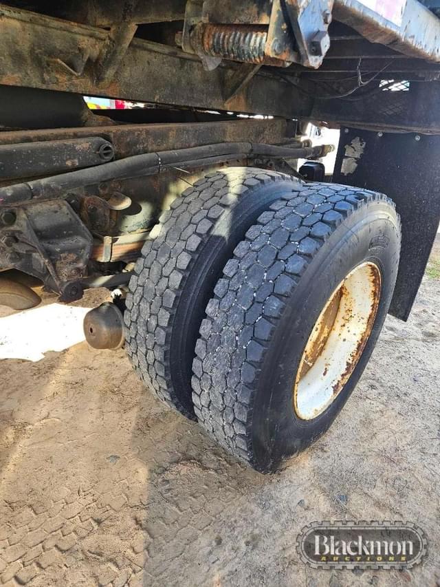 Image of Ford F-800 equipment image 2